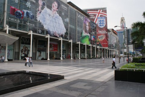 CentralWorld er mere end fem gange større end Fields. Klik for stort billede. CentralWorld er mere end syv gange større end Fields