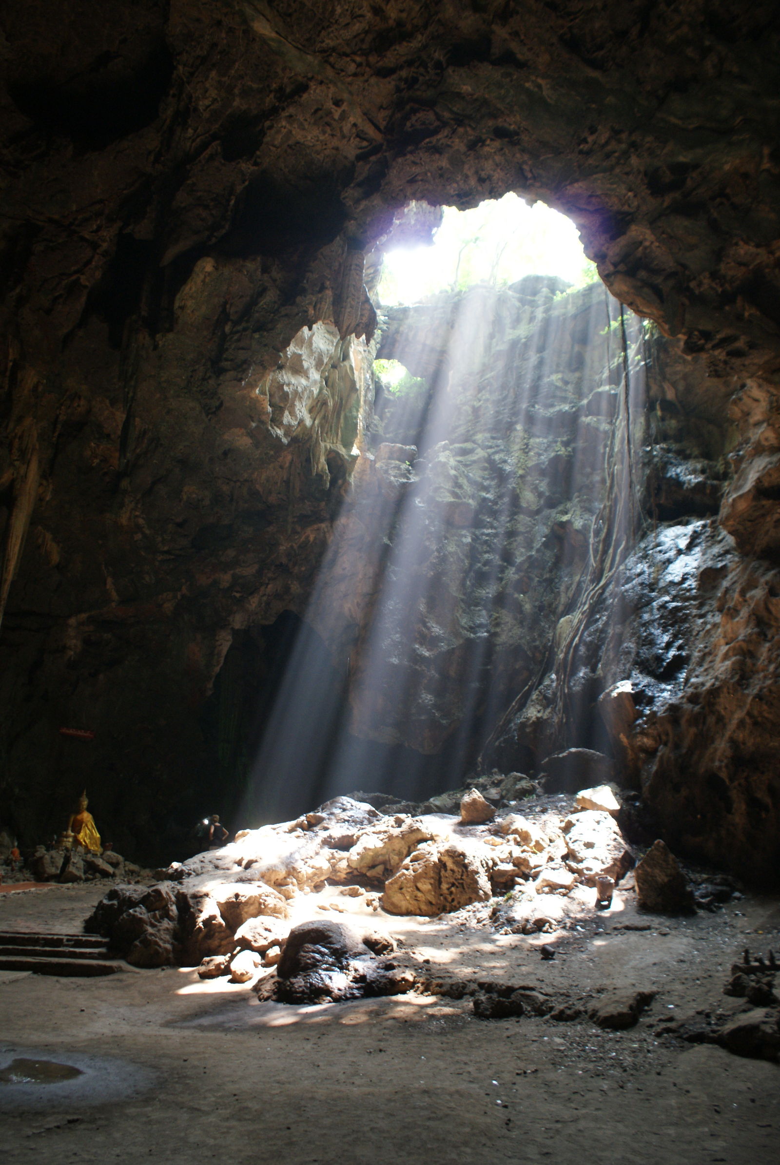 Phetchaburi, diamantbyen, der vrimler med aber.