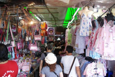 Chatuchak Market er sandsynligvis verdens største marked. Klik for stort billede. Chatuchak Market