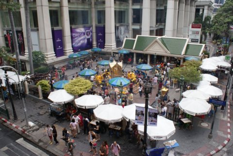Erawan Shrine. Klik for stort billede. Erawan Shrine