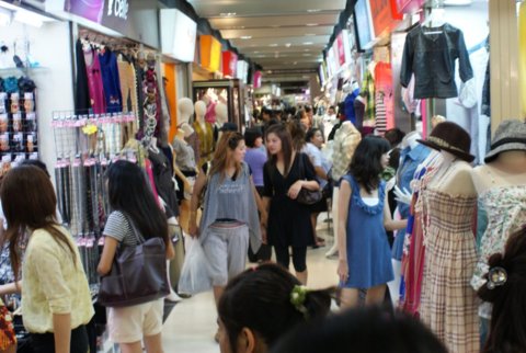 Indra Square er en del af tøjmarkedet i Pratunam sammen med Pratunam Market og Platinum Fashion Mall. Klik for stort billede. Indra Square
