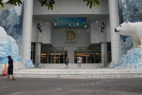 Palladium er stort - cirka tre gange Field's, men sidst jeg besøgte det, var der mange tomme butikker. Klik for stort billede. Palladium