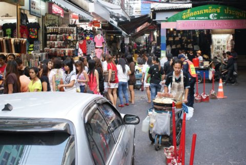 Pratunam Market er placeret i et virvar af gyder med en masse små butikker. Dette billede er fra en af de almindelige gader der omkranser de små gyder. Klik for stort billede. Pratunam Market