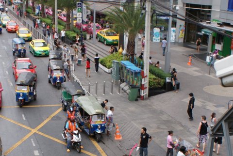 Du skal ikke vente længe for at finde en ledig taxi, tuk tuk eller motorcykeltaxi, omend sidstnævnte kræver gode nerver. Klik for stort billede. Der er masser af taxier i Bangkoks indkøbskvarter