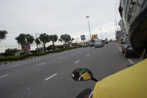 Motorcykeltaxien kommer altid frem, hverken trafik eller færdselsregler er en hindring. Klik for stort billede. Motorcykeltaxi