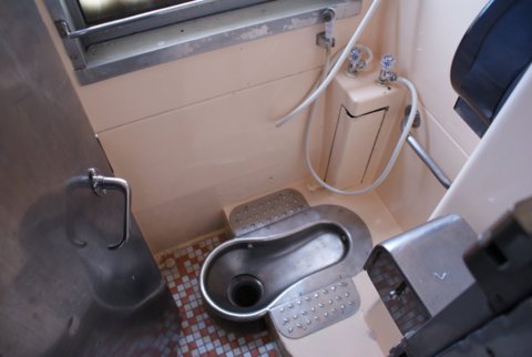 Traditionelt thailandsk toilet. Klik for stort billede. Thailandsk toilet