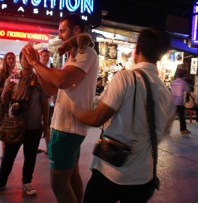 Turist med slow loris