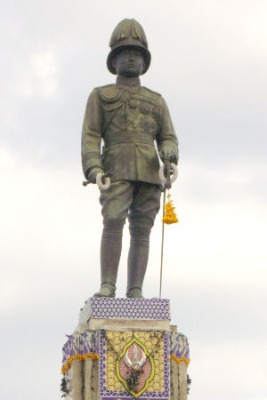 King Rama VI nåede ikke selv at se parken, men i dag kan hans statue beskue de mange besøgende. Ophavsret: Xiengyod, frigivet under Creative Commons BY SA 3.0. Mere om ophavsretten i kildekoden. King Rama VI
