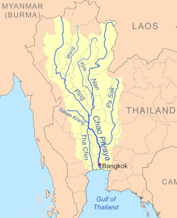 Flere floder starter i det nordlige Thailand for så at flyde sammen og blive til Chao Phraya. Kort over floder