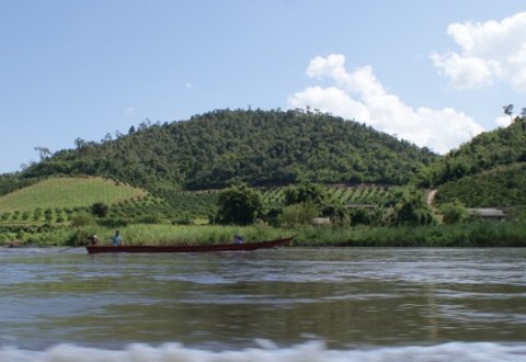 Den smukke vej fra Chiang Mai til Chiang Rai. Floden Kok