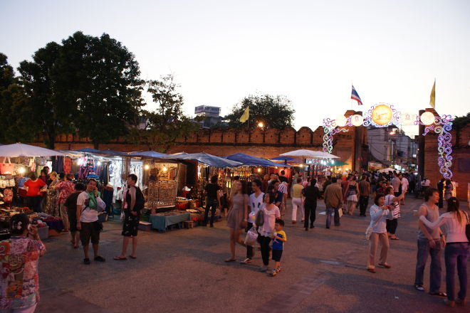 Weekendmarked ved Tha Pae Gate