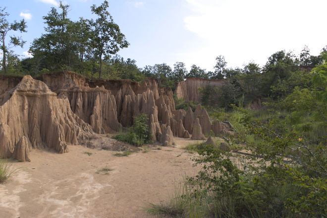 Jordskulpturer i Sao Din