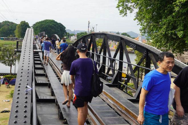 Du kan gå ud på broen