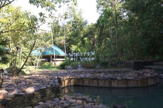 Kunstigt anlæg med et par pools