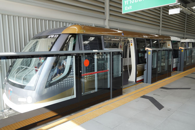 Føreløse monorail-tog på guldlinjen. Guldlinje