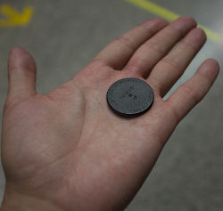 I metroens automater får du en plastikmønt, der agerer billet. Ophavsret: Mika Stetsovski, frigivet under Creative Commons 2.0 Billet til metro