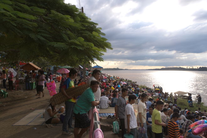 Tilskuerne samles ved bredden