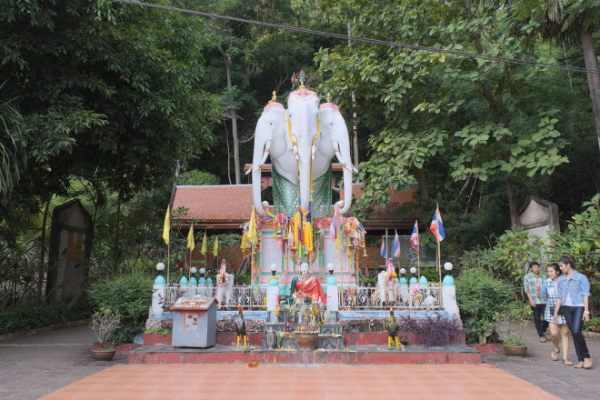 Elefanten Erawan ved foden af trappen til hulen