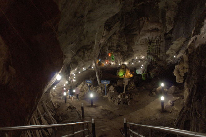 Nedad og ind i hulen