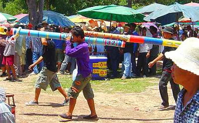 Raketterne ved Rocket festival i Nong Khai er lidt større end dem, du fyrer af nytårsaften. Ophavsret: http://www.mutmee.com, frigivet som public domain. Nong Khai Rocket Festival