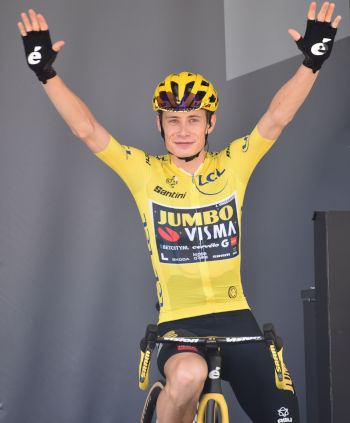 Jonas Vingegaard i den gule førertrøje i Tour de France. Gul førertrøje