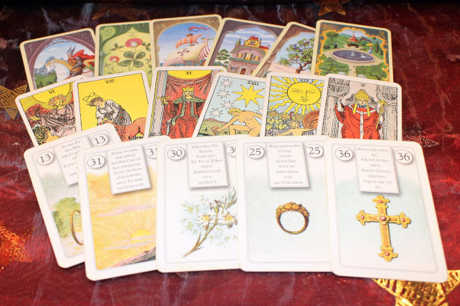 Thailandske spåmænd og -koner bruger astrologi og tarotkort til at forudsige fremtiden. Tarotkort