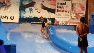 Uanset vejret kan du surfe på en kunstig bølge hos Surf House Phuket. Surf