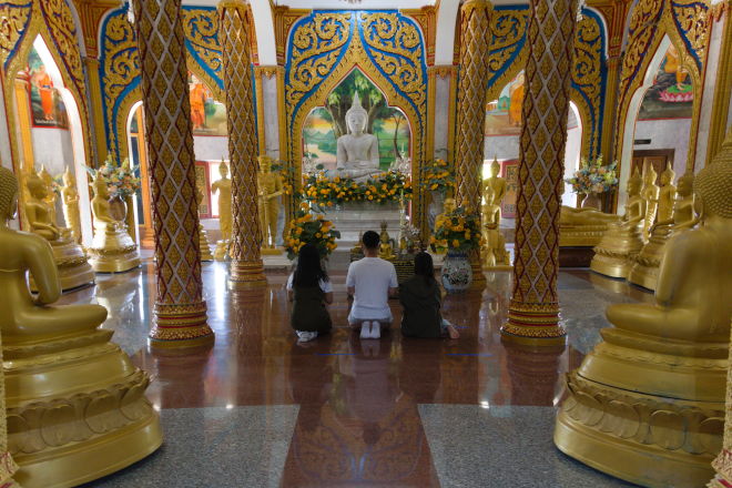 Mange Buddha-figurer.