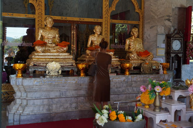 Munkefigurer forgyldes.