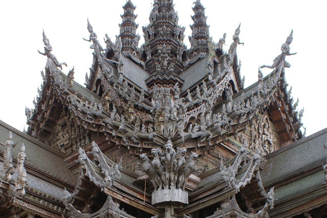 Mange træfigurer præger bygningen