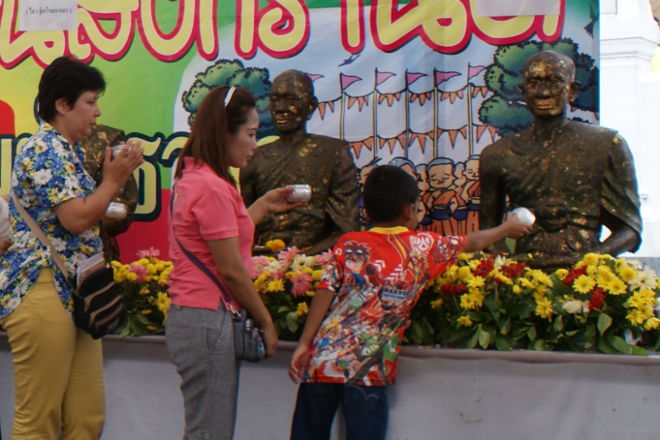 Man hælder stadig vand ud over statuer
