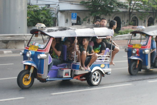 En overfyldt tuk tuk