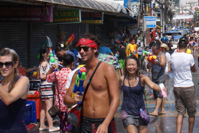 Turister kan også deltage i songkran