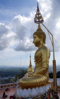 Buddha troner på toppen af bjerget